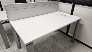 Escritorio con pantalla