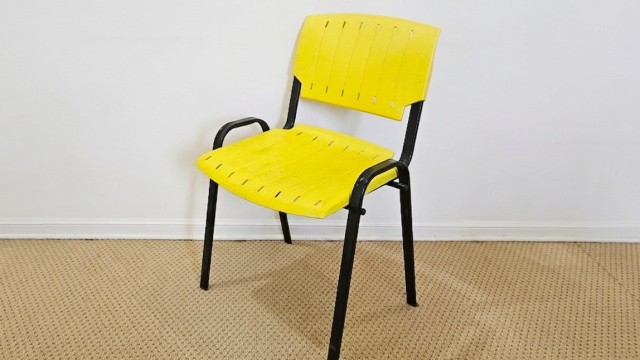 Silla plástica amarilla