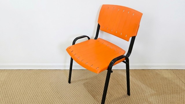 Silla plástica naranja