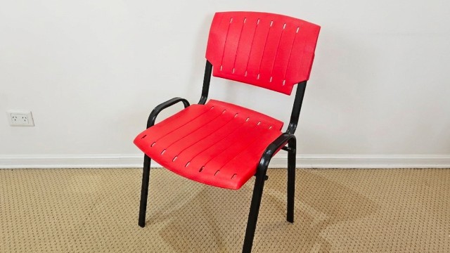 Silla plástica roja